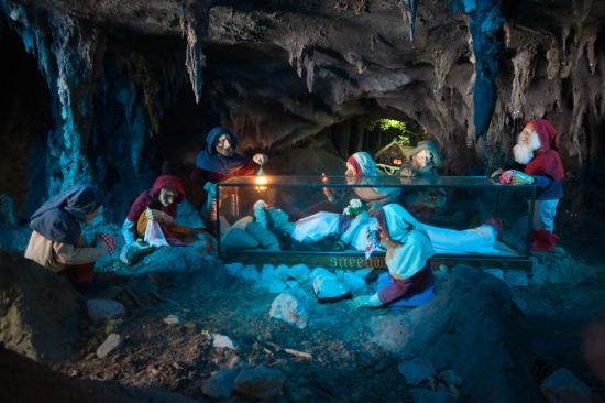 Snow white in the glass coffin. Photo by rhinestonearmadillo.typepad.com