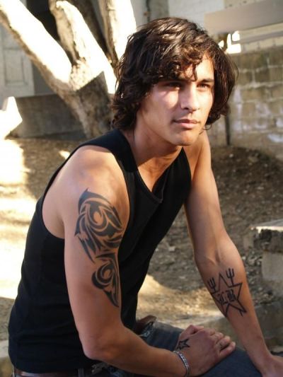 Alexander F Rodriguez sebagai Ales Fuentes