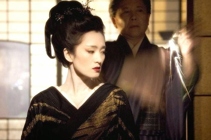 Gong Li sebagai Hatsumomo di Memoirs of a Geisha. Photo credit: Columbia Pictures