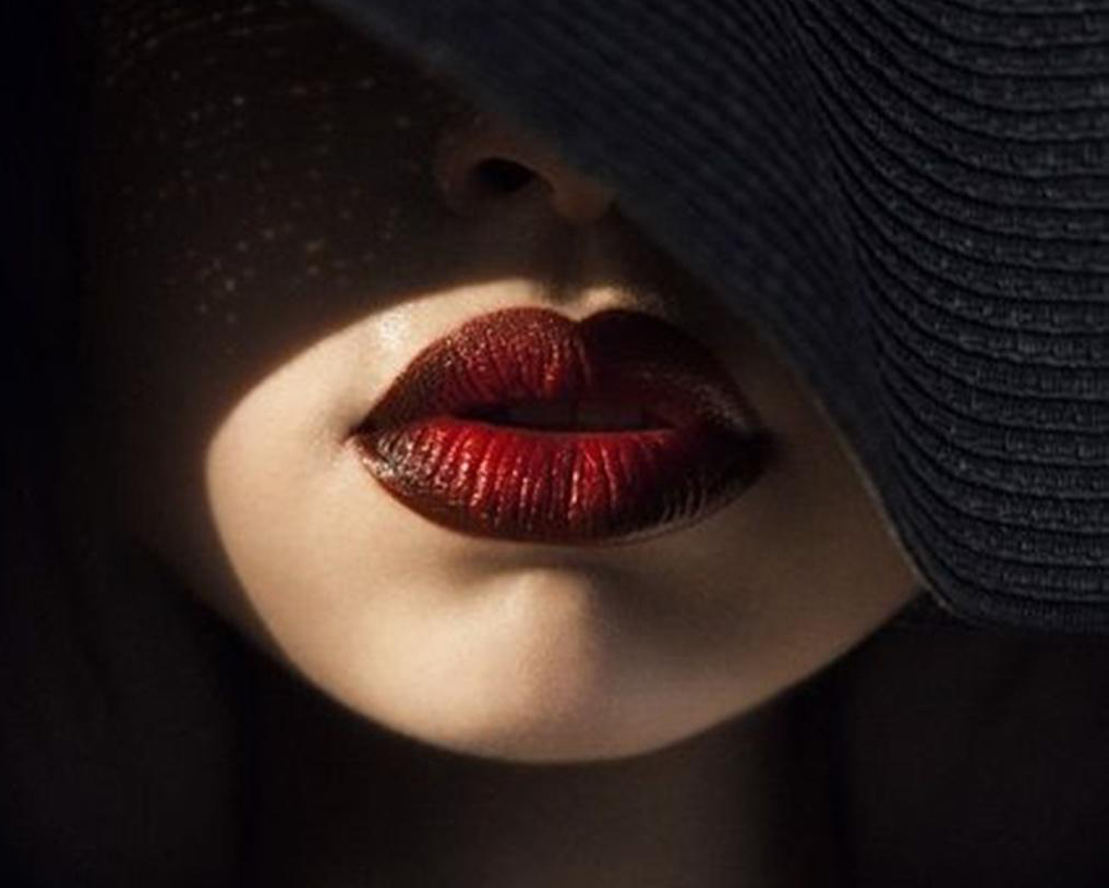 Bibir merah. Photo credit: WallpaperFolder