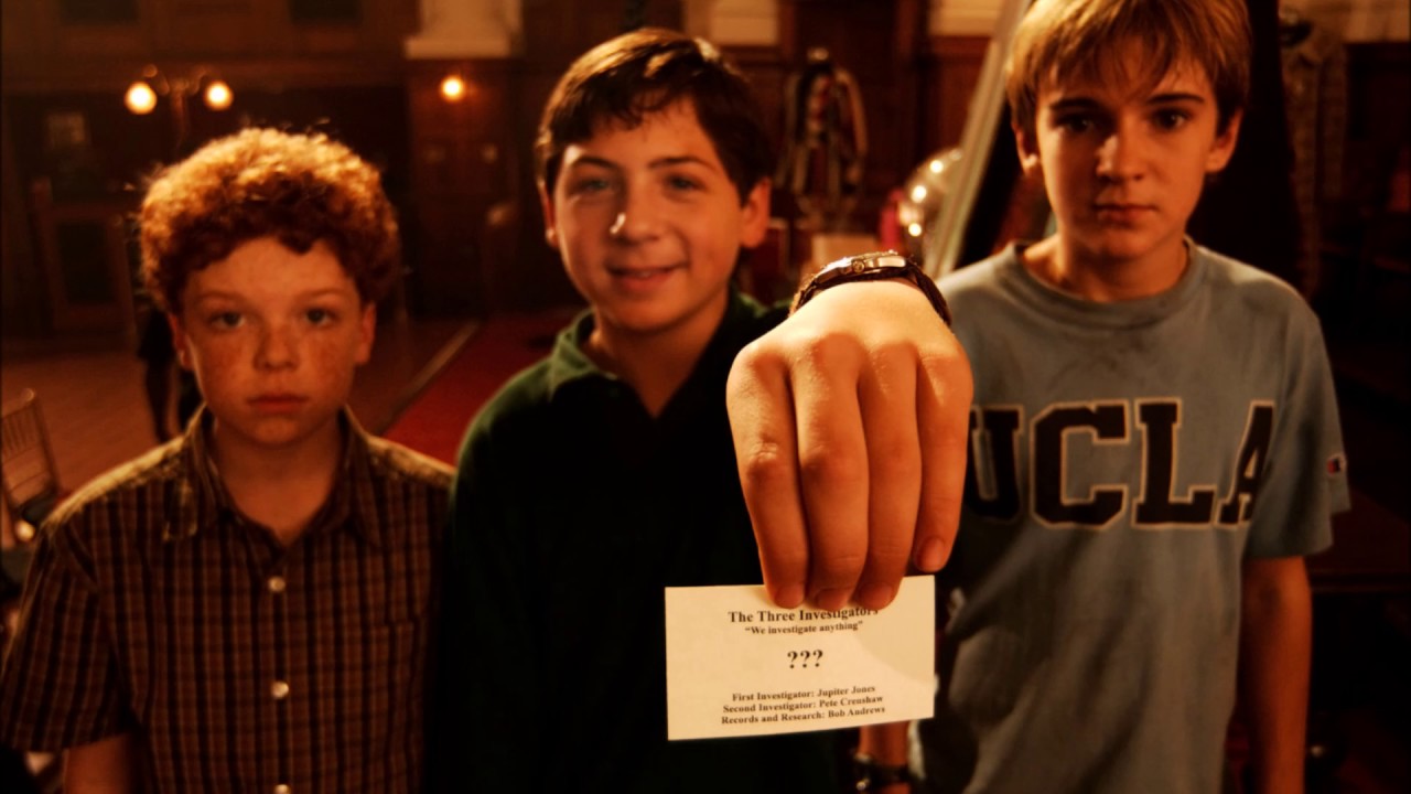 (ki-ka) Bob, Jupe, dan Pete memperkenalkan diri sebagai The Three Investigators. Photo credit: YouTube