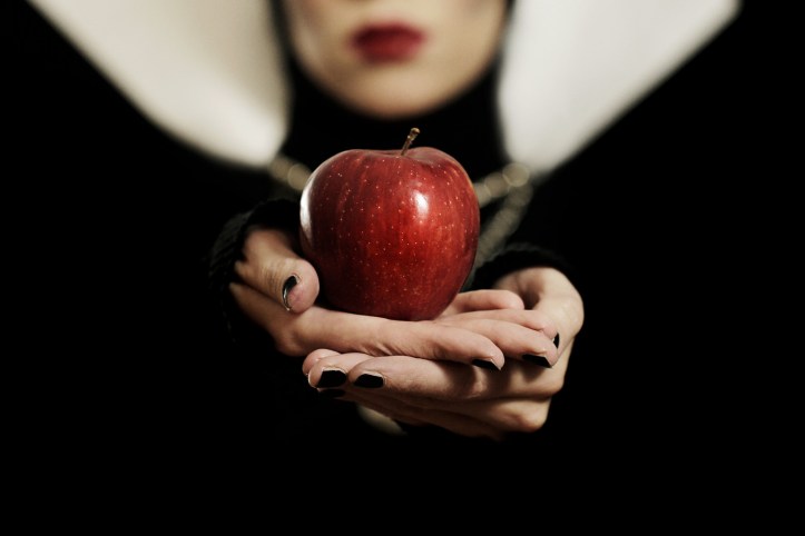 Ilustrasi apel beracun. Photo credit: Flickr