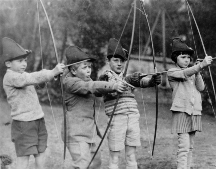 Pangeran Philip (dua dari kiri) bermain dengan teman-teman sekolahnya (1929). Photo credit: Associated Press