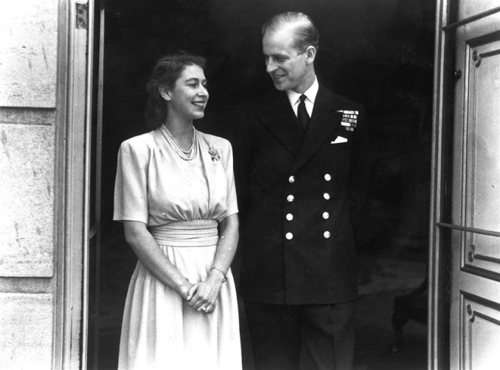 Putri Elizabeth dan Letnan Philip Mountbatten mengumumkan pertunangan (1947). Photo credit: PA/AP