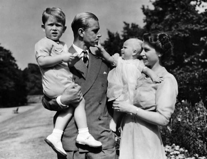 Pangeran Philip, Ratu Elizabeth II, Pangeran Charles, dan Putri Anne di Clarence House (1951). Photo credit: AP