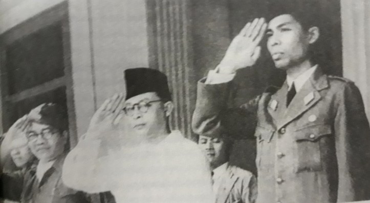 Mohammad Hatta (kiri) dan Jenderal Soedirman (kanan).
