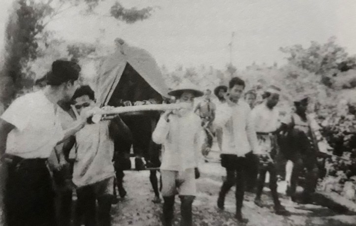 Jenderal Soedirman diangkut dengan tandu saat gerilya.