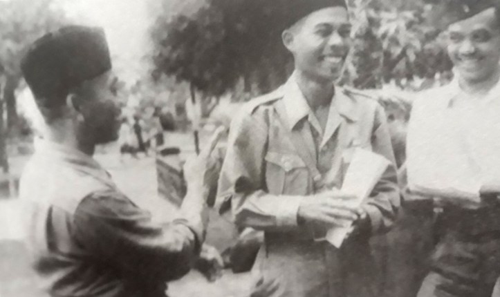 Soedirman sedang bercanda dengan rekan-rekannya. Photo credit: Istimewa