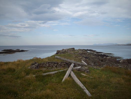 Sisa-sisa bengkel kerja Natan Ketilsson di Illugastadir. Photo credit: Hannah Kent