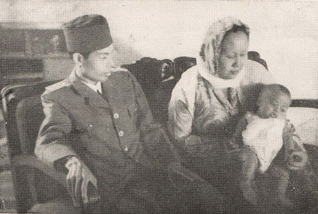 Soedirman, istri (Siti Alfiah), dan anak bungsunya