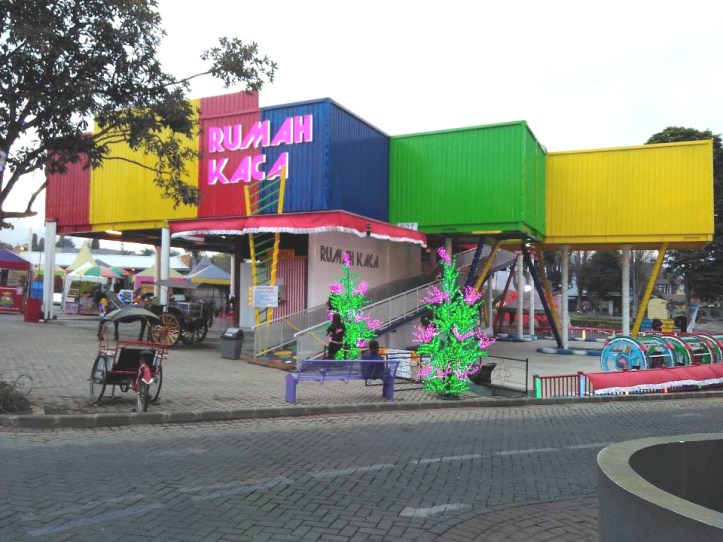 Rumah kaca dan trick eye museum yang ada di seberang taman baca. Photo credit: Koleksi Pribadi