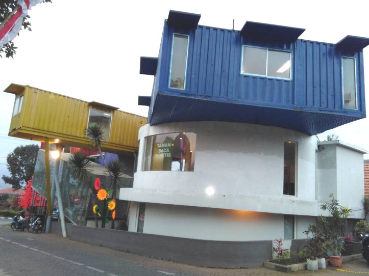 Kontainer biru untuk koleksi bacaan populer dan umum. Photo credit: Koleksi Pribadi