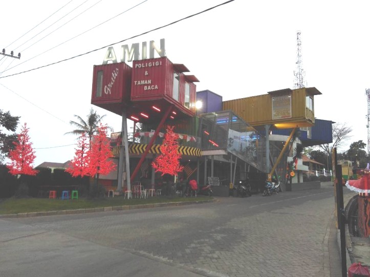 Kontainer bekas yang ditempati Poligigi & Taman Baca Amin. Photo credit: Koleksi Pribadi