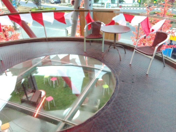 Spot buat nongkrong di balkon yang menghadap jalan raya. Photo credit: Koleksi Pribadi