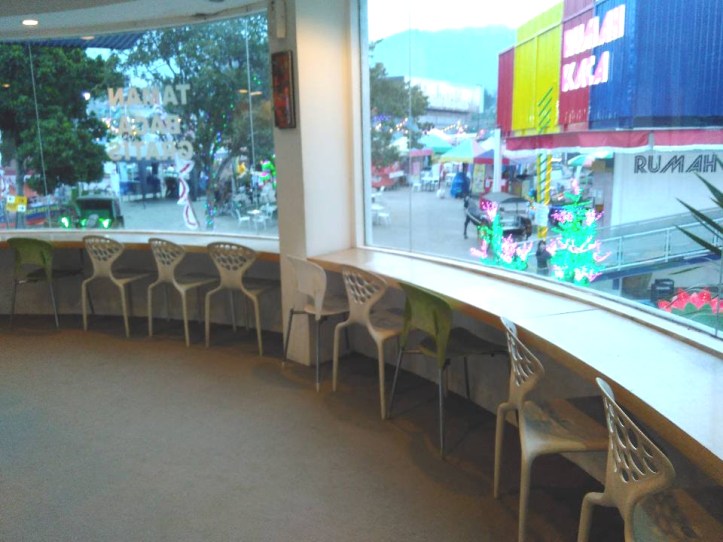 Deretan bangku di ruang baca anak yang menghadap ke gerbang Jatim Park I. Photo credit: Koleksi Pribadi