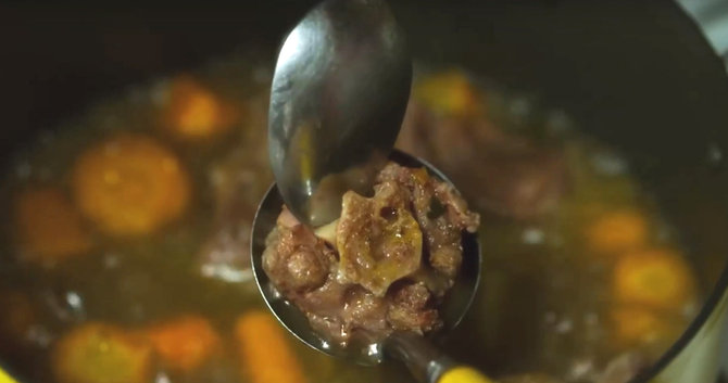 Sop buntut di Aruna dan Lidahnya. Photo: Palari Films