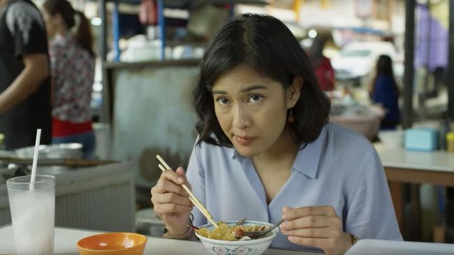 Dian Sastrowardoyo sebagai Aruna Rai di Aruna dan Lidahnya. Photo: Palari Films