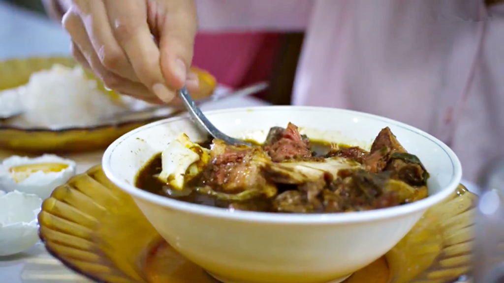 rawon khas Jawa Timur di Aruna & Lidahnya ©2018 dok. Palari Films/Aruna & Lidahnya