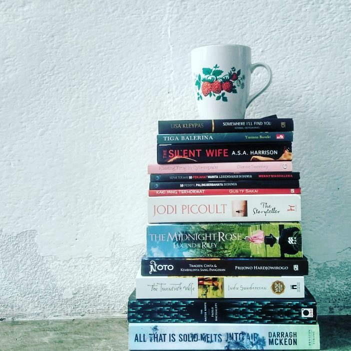 Let's read everything. Photo: Tantri Setyorini