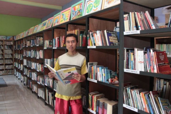 Eko Cahyono di Perpustakaan Anak Bangsa. Photo: Rizky Wahyu Permana