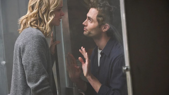 Joe & Beck di serial YOU. Photo: Lifetime/Netflix