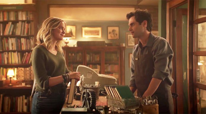 Joe & Beck di serial YOU. Photo: Lifetime/Netflix