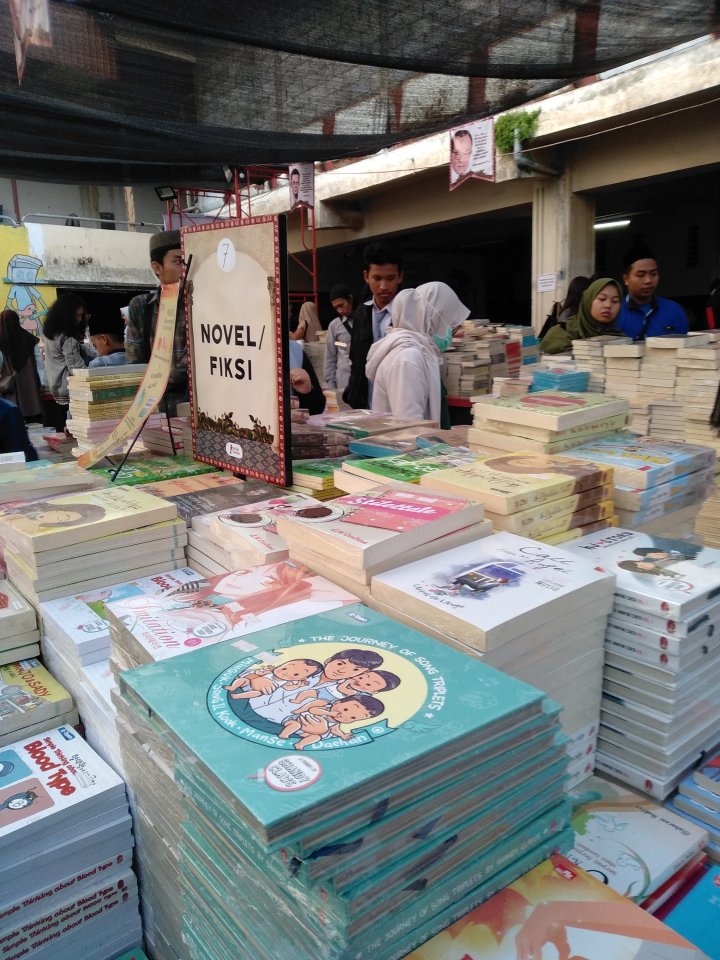 Tumpukan buku di festival literasi Patjar Merah. Photo: Tantri Setyorini
