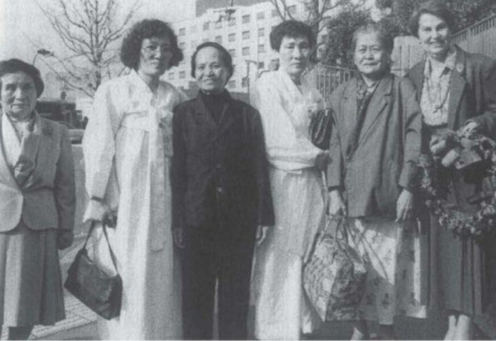 Jan Ruff-O'Herne bersama eks-jugun ianfu dari Korea, China, dan Filipina di International Public Hearing, Tokyo, 1992. © dok. Carol Ruff