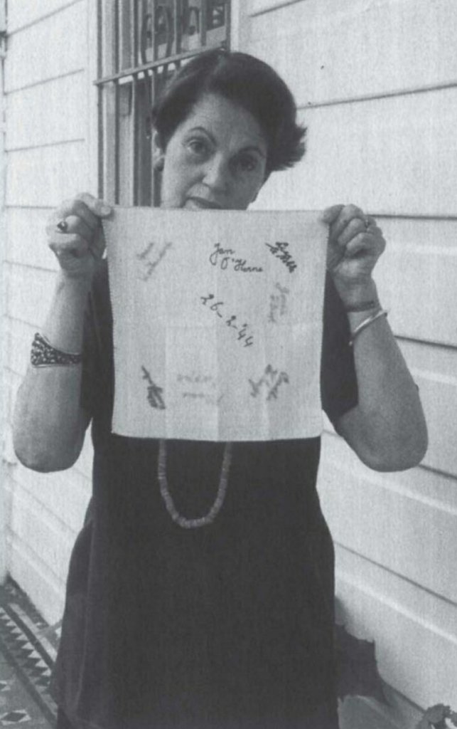 Jan Ruff-O'Herne memegang sapu tangan bersulam tanda tangan rekan-rekannya di rumah bordil Jepang.   © dok. Carol Ruff