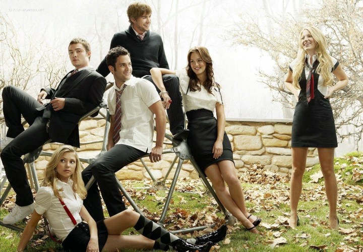 enam karakter utama di serial TV Gossip Girl yang diperankan oleh Ed Westwick, Taylor Momsen, Penn Badgley, Chace Crawford, Leighton Meester, dan Blake Lively (dari kiri ke kanan) © dok. CW/Gossip Girl