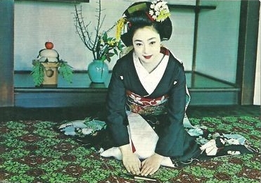 Iwasaki Mineko muda dalam balutan kimono geiko. ©Iwasaki Mineko
