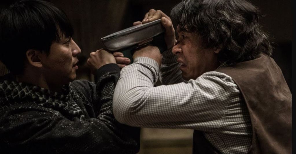 Kim Nam-gil beradu akting dengan Sol Kyung-gu di Memoir of a Murderer (2017). ©2017 Showbox