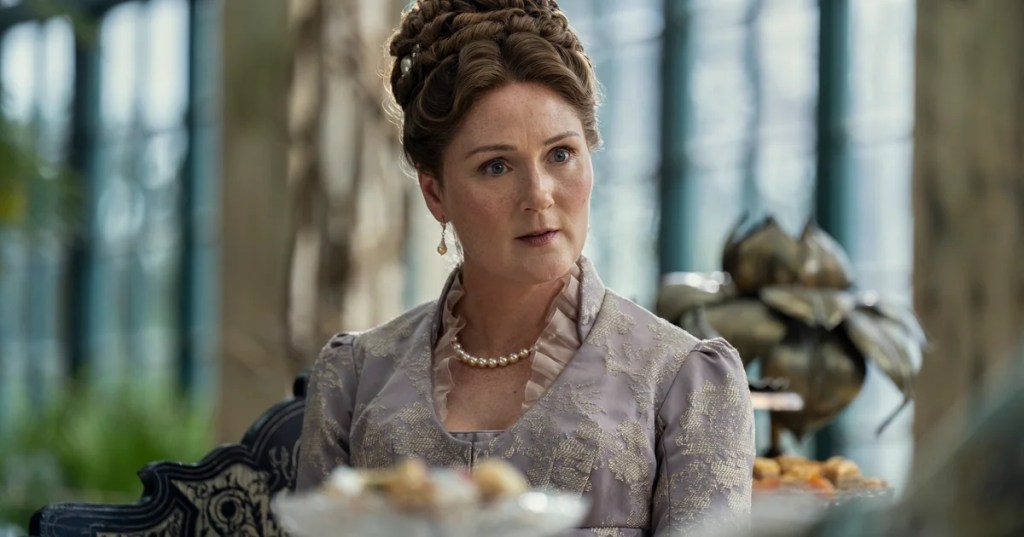 Ruth Gemmell sebagai Lady Violet Bridgerton di Bridgerton: Queen Charlotte © dok. Netflix/Bridgerton: Queen Charlotte
