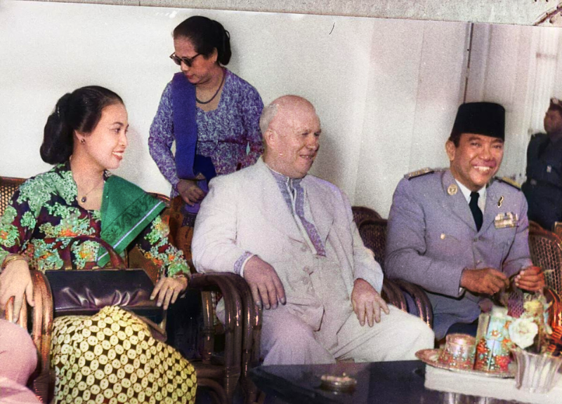 potret Hartini mendampingi Sukarno dalam acara kenegaraan menyambut Nikita Khrushchev (colorized) © istimewa