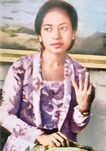 Haryati menunjukkan jari manis yang tak bercincin setelah diceraikan Sukarno (colorized). ©1967 AP Wirephoto