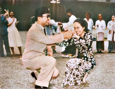 potret Sukarno dan Hartini sedang menari lenso (colorized) © istimewa