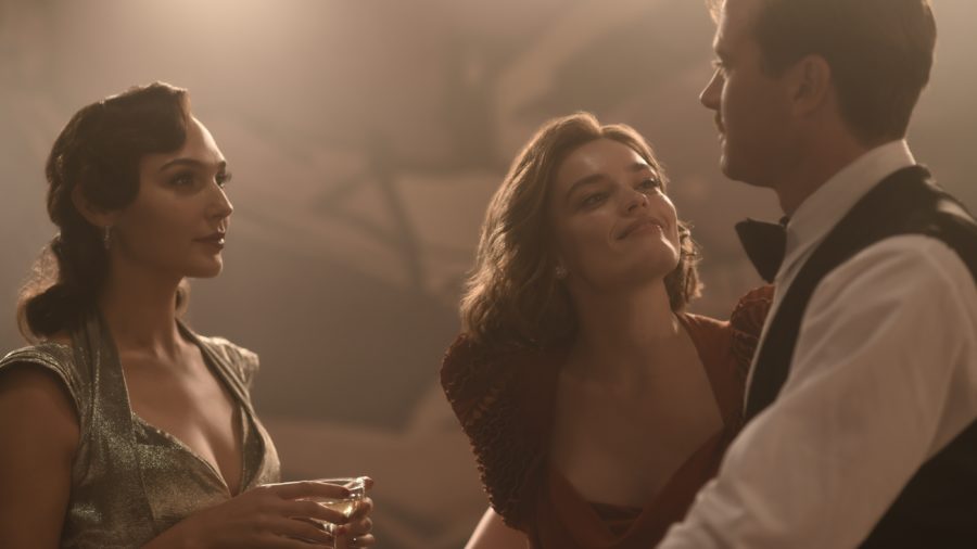Gal Gadot, Emma Mackie, dan Armie Hammer di filmDeath on the Nile © 20th Century Fox