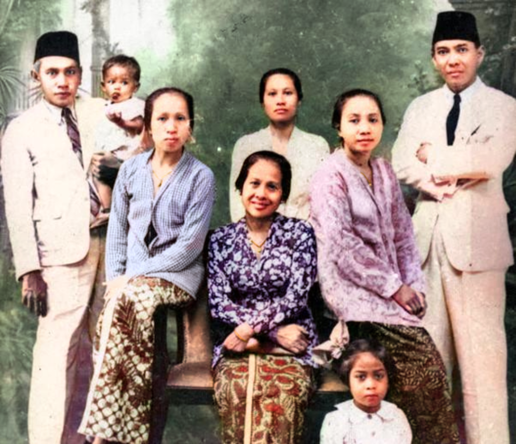 potret Inggit Garnasih (tengah) dan Sukarno (paling kanan) © istimewa