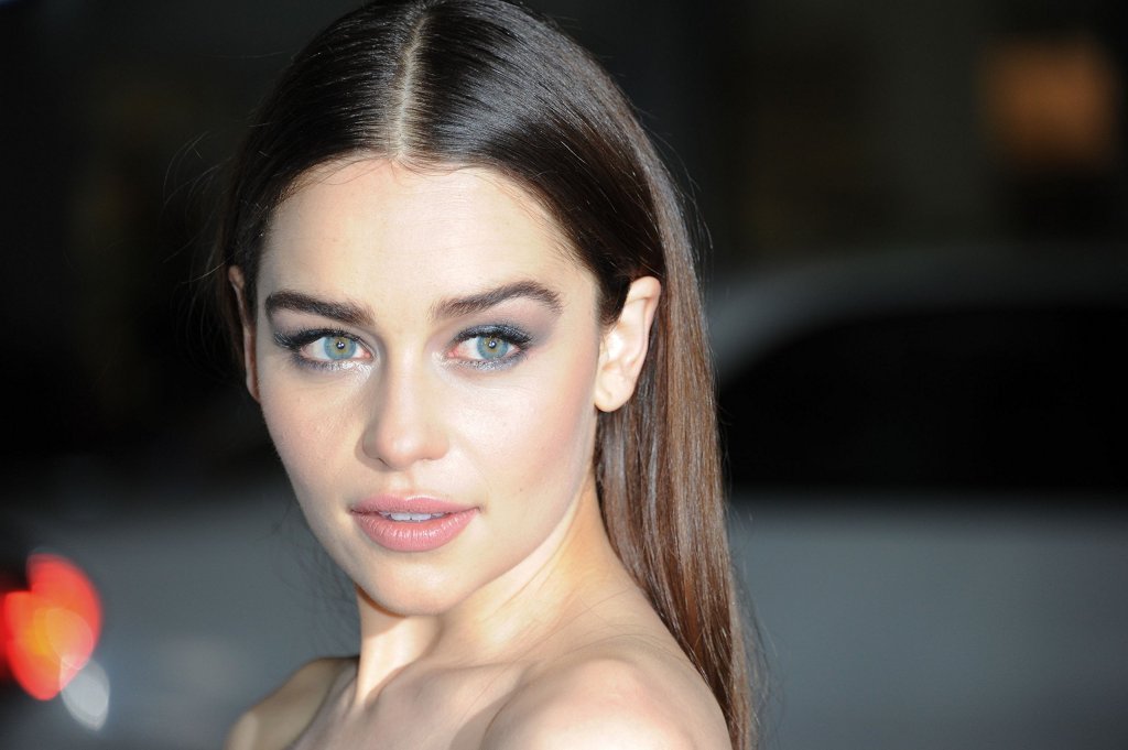 Emilia Clarke menghadiri premiere season ketiga Game of Thrones. Clarke memiliki kondisi heterochromia sentral. ©2013 istimewa