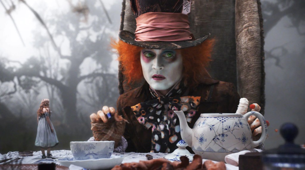 Johnny Depp sebagai Mad Hatter di Alice in Wonderland © Disney