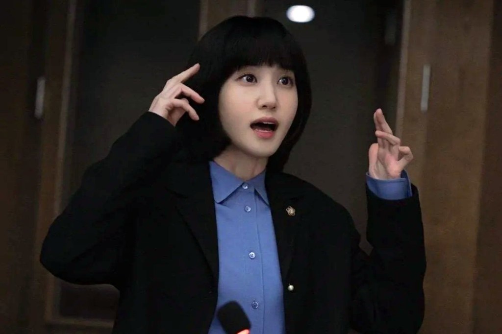 Park Eun Bin sebagai Woo Young Woo, pengacara dengan asperger's syndrome di Extraordinary Attorney Woo