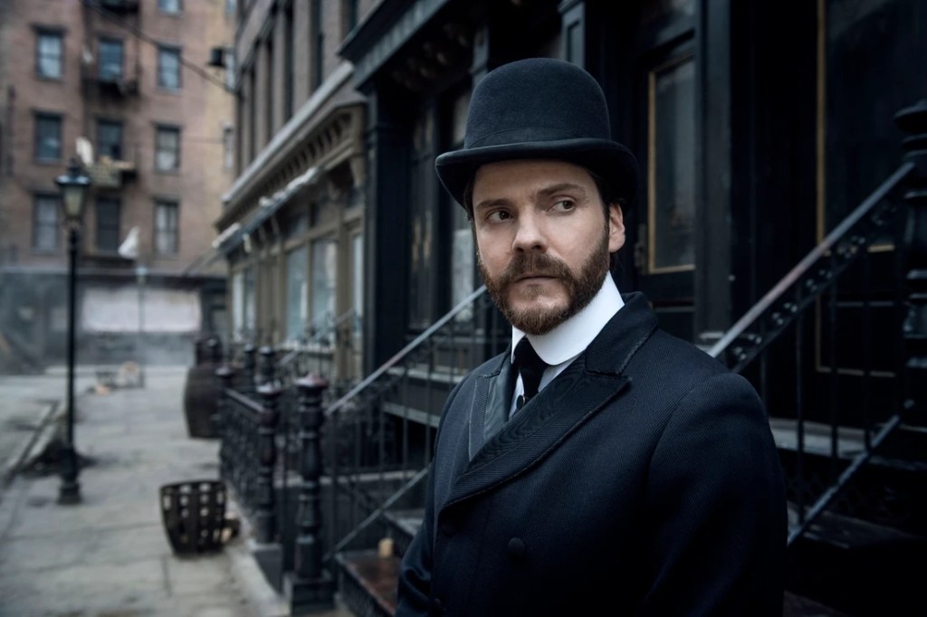 Daniel Brühl sebagai Dr. Laszlo Kreizler di The Alienist © TNT | Netflix | Paramount Television