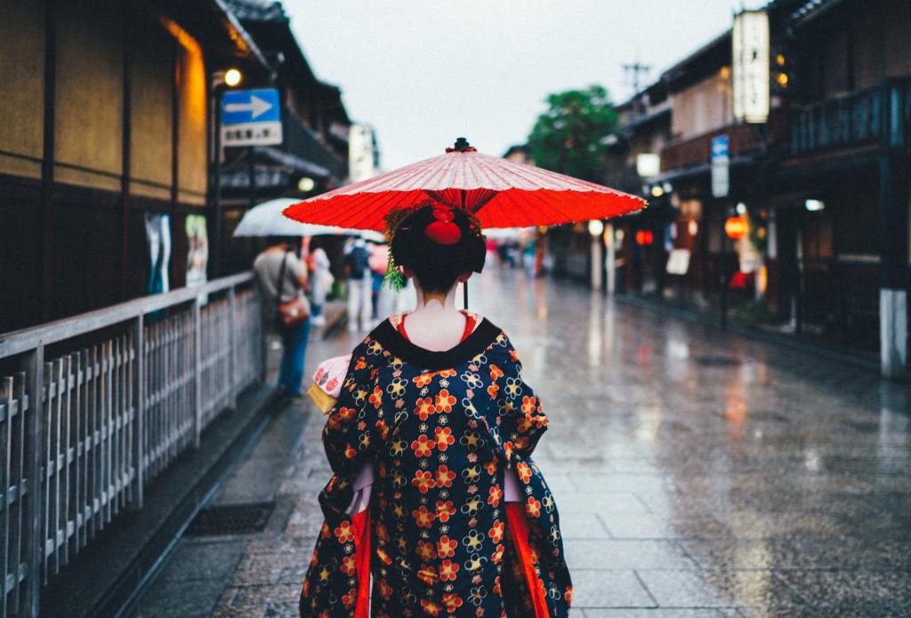 maiko di Kyoto dalam balutan kimono sedang berjalan © unsplash.com/Tianshu Liu