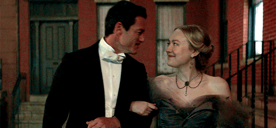 John Schuyler Moore (Luke Evans) dan Sara Howard (Dakota Fanning) di The Alienist © TNT | Netflix | Paramount Television