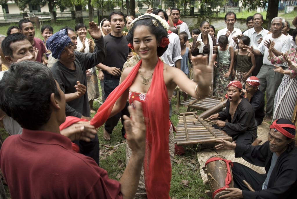 Prisia Nasution sebagai Srintil di film Sang Penari (2011) © Salto Films