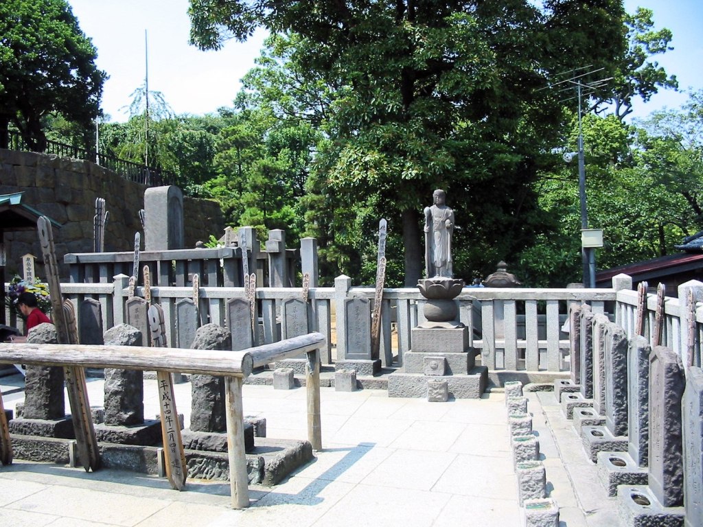 makam 47 ronin ddan Asano Naganori di Sengaku-ji, Tokyo © Wikimedia Commons/Stéfan Le Dû