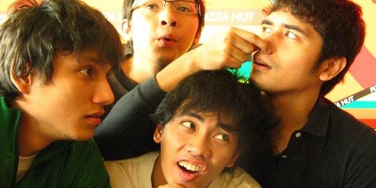 Doni (Christian Sugiono), Agus (Ringgo Agus Rahman), (Bimo) Dennis Adhiswara, dan Olip (Rizky Hanggono) di film Jomblo (2006) © dok. SinemArt Pictures/Jomblo