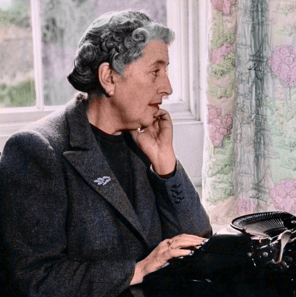 potret Agatha Christie (colorized) © Wikimedia Commons