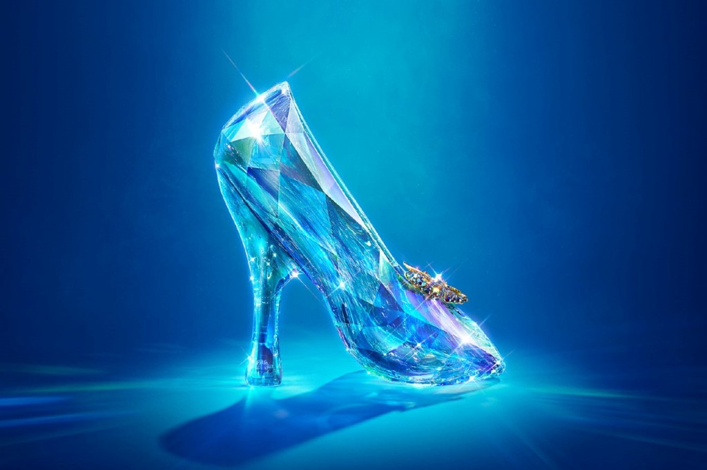 sepatu kaca di film live action Cinderella ©2015 dok. Disney