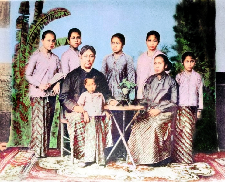 potret keluarga RM Adipati Ario Sosroningrat, termasuk Kartini dan saudara-saudaranya yang dikoleksi Wereld Museum Rotterdam (colorized) © Wikimedia Commons/Wereldmuseum